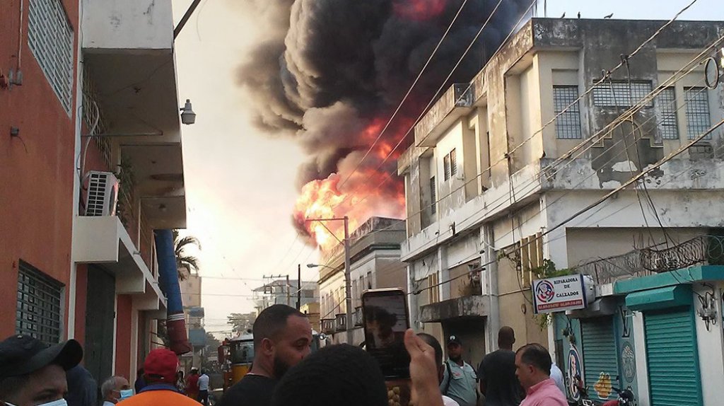  Mueren tres bomberos tras colapsar un edificio comercial durante un incendio en la provincia La Vega 