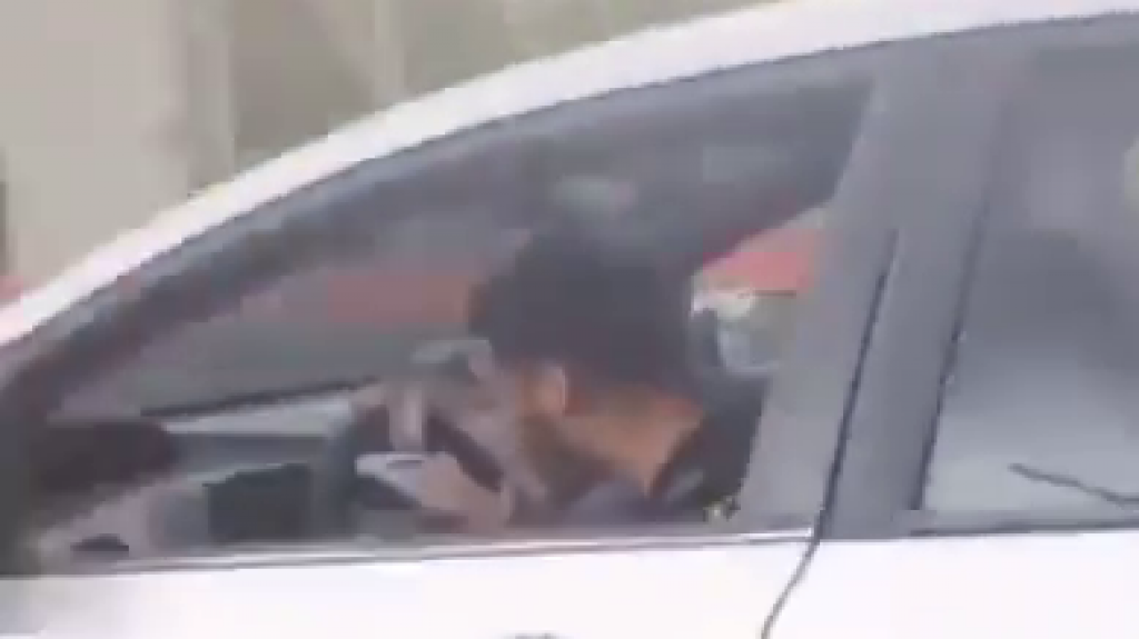  Captan en video un conductor en San Juan, desesperado discutiendo por teléfono 