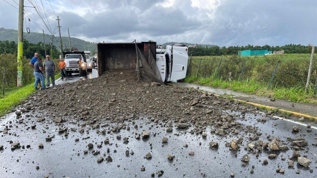  Cami&oacute;n volcado en carretera de Gurabo 