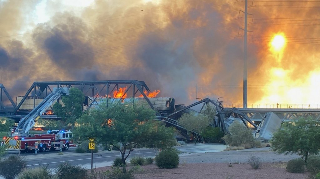  Tren descarrila sobre un puente en Arizona y causa un aparatoso incendio 