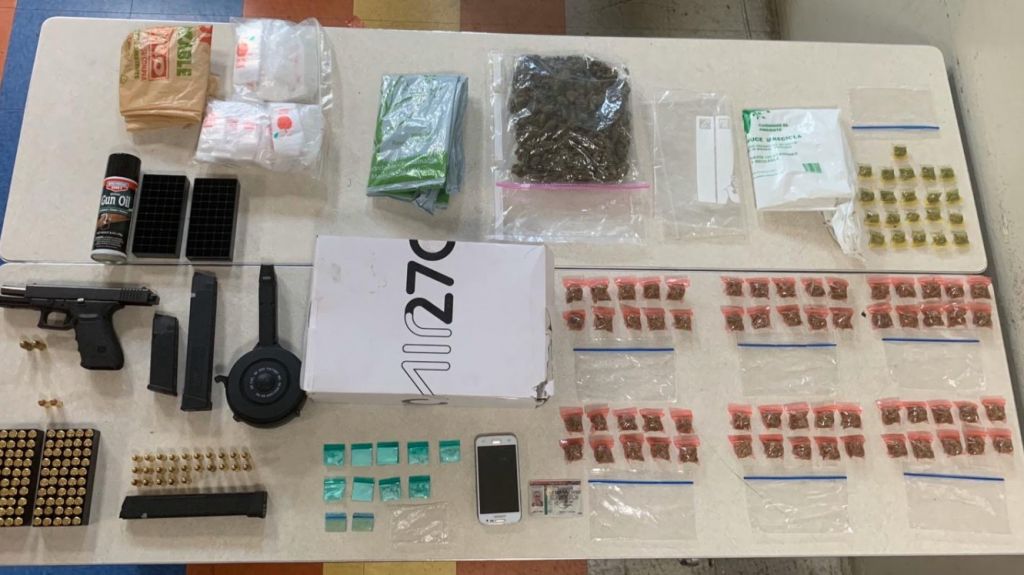  Ocupan arma y drogas y arrestan hombre en allanamiento en Santa Isabel 