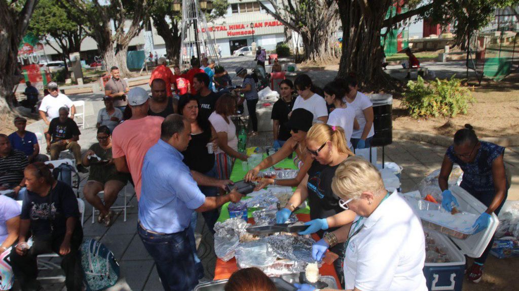  Ofrecen alimento a deambulantes en plaza de Humacao 