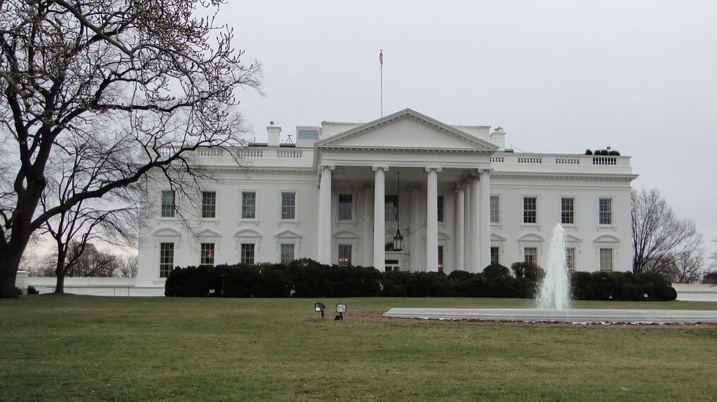  Confirman primer caso de coronavirus al interior de la Casa Blanca 