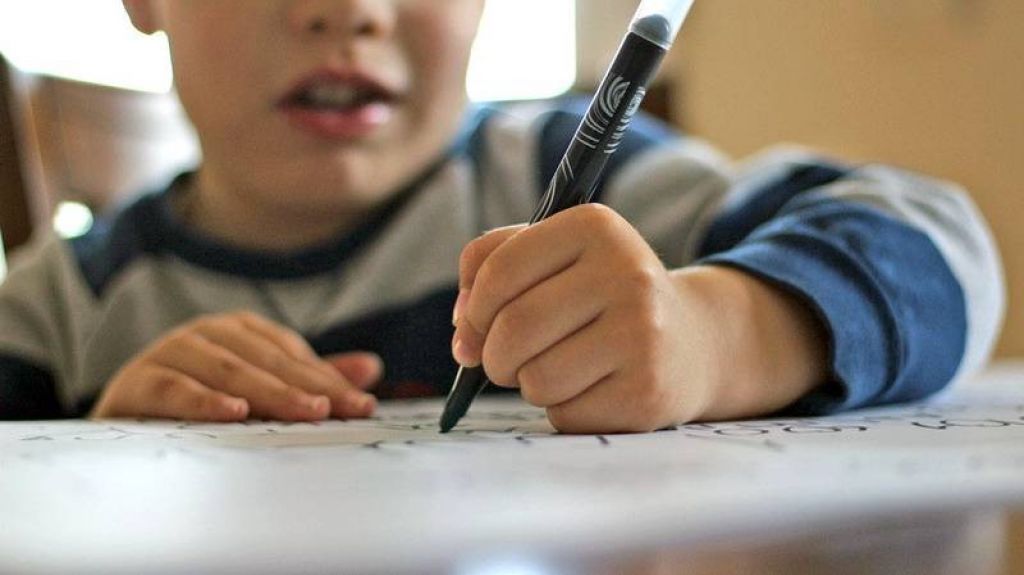  FOTO, VIDEO: Un ni&ntilde;o de 9 a&ntilde;os, rega&ntilde;ado por dibujar en clase, decora un restaurante 