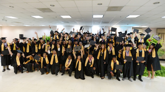 Celebran graduación de cuarto año en Nuestra Escuela