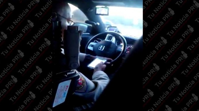 Video: Detenido en Texas graba con su celular al policÃ­a mientras conducÃ­a la patrulla y enviaba mensajes de Texto 