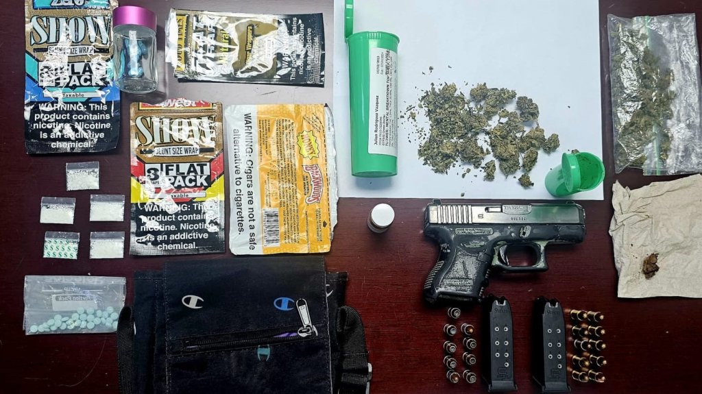  Lo paran por tintes y terminan ocup&aacute;ndole arma y drogas 