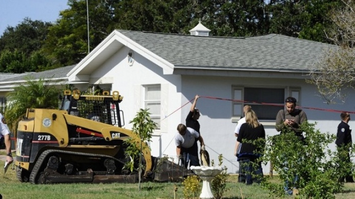 Un enorme socavÃ³n se traga dos casas en Florida y sigue creciendo