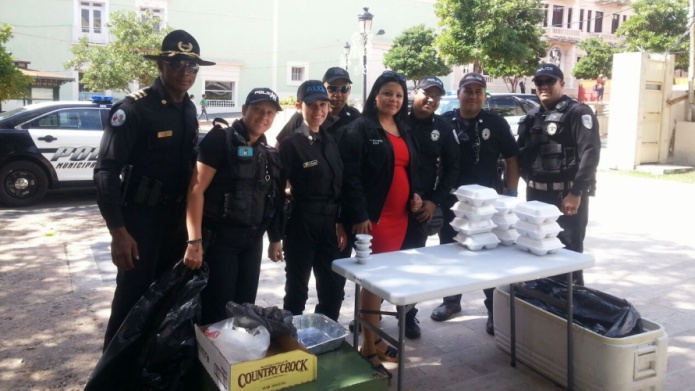 PolicÃ­as municipales en San Juan, brindan Un "Dia de Reyes" especial a personas sin hogar