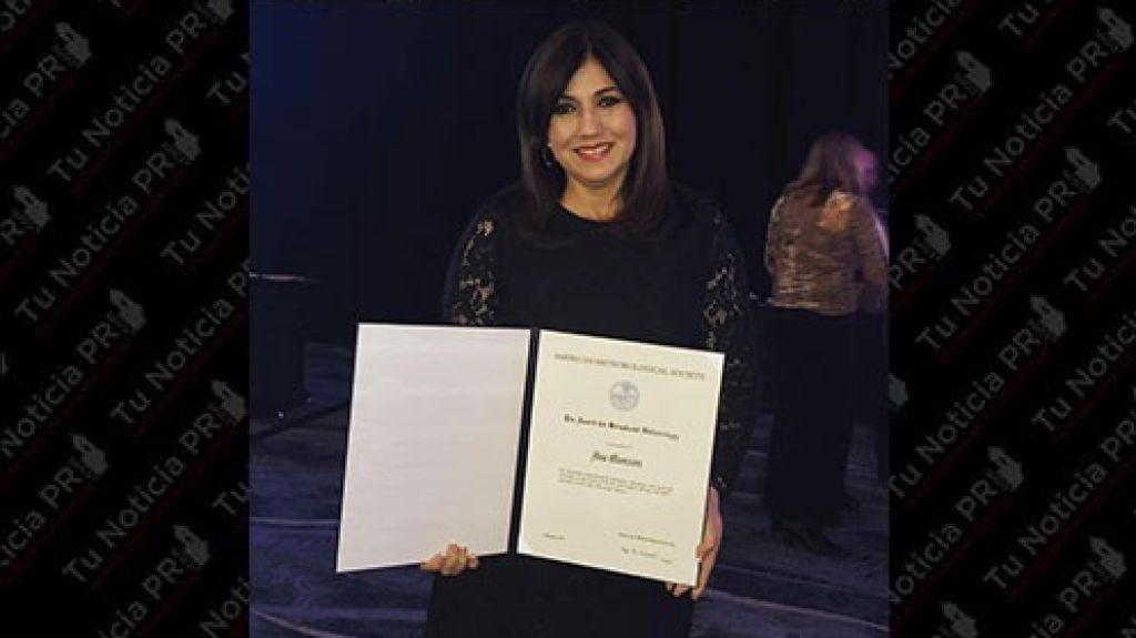  Ada Monz&oacute;n recibe la distinci&oacute;n m&aacute;s importante de su carrera 