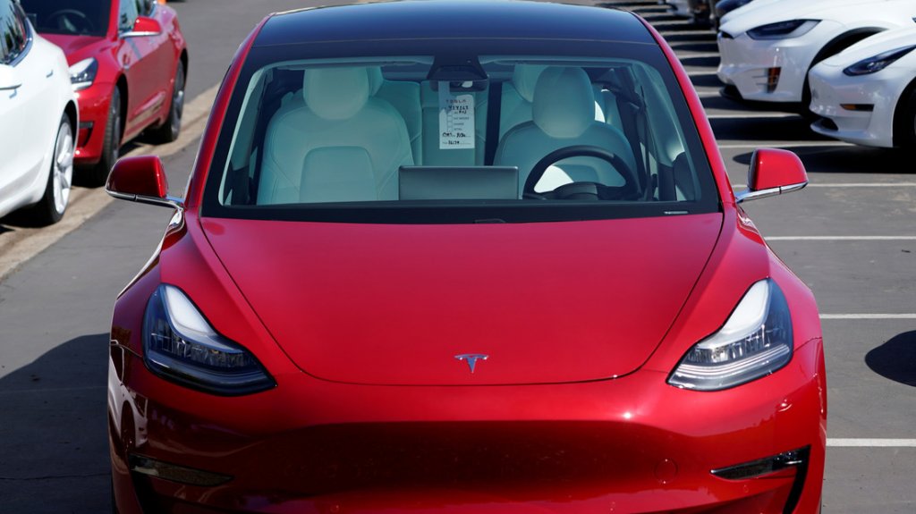  Tesla trabaja en un sensor que puede “ver“ cuando un niño es olvidado en un auto, para evitar el riesgo de insolación 