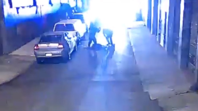 VIDEO: PolicÃ­as propinan tremenda golpiza a sospechoso de robo