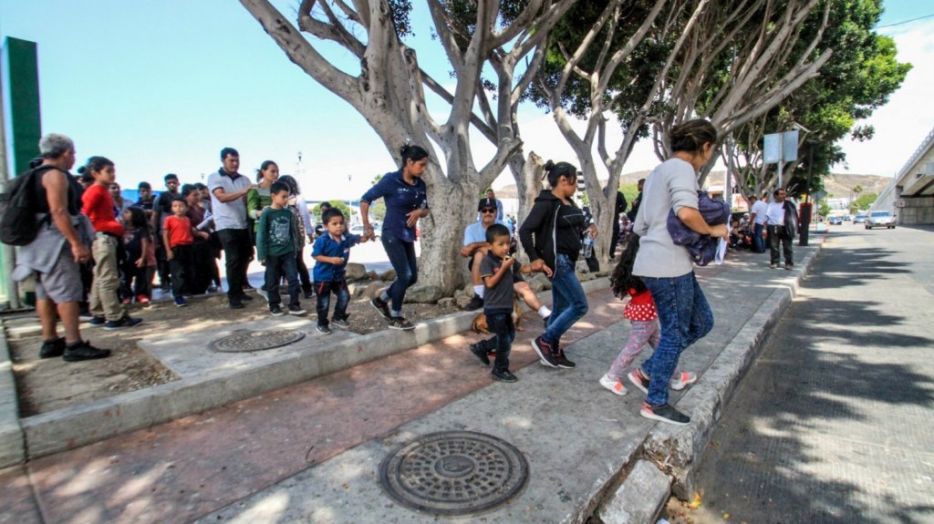  Grupo intenta entrar a la fuerza a EEUU y obliga a cerrar un paso fronterizo 