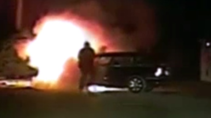 El dramÃ¡tico momento en que un hombre ebrio es rescatado de su auto en llamas