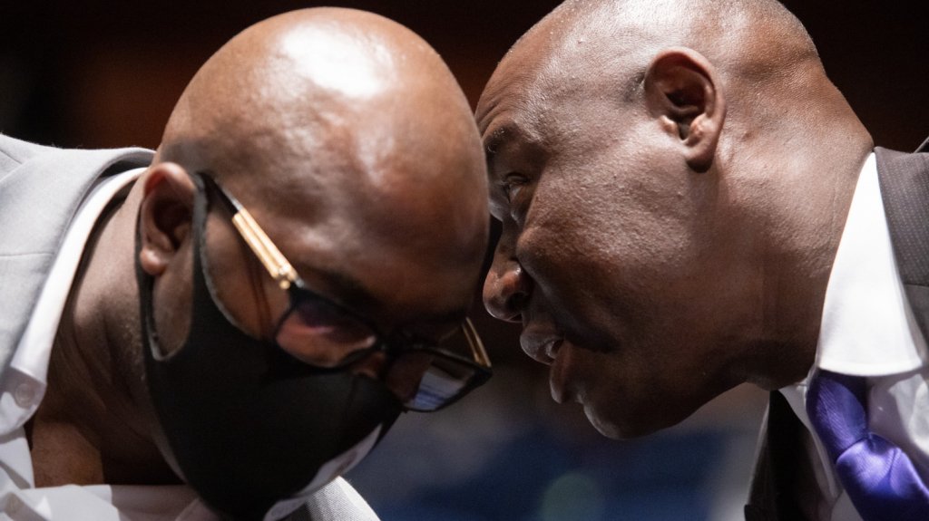  Familia de Floyd demanda a Minneapolis y los polic&iacute;as acusados de su muerte 