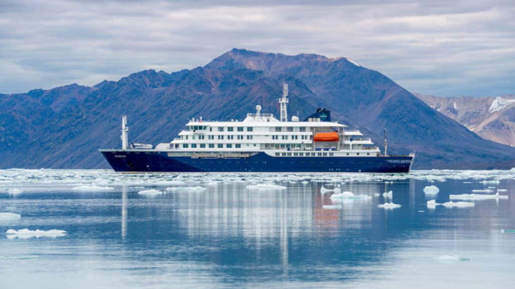  Crucero con presunto brote del mortal hantavirus espera ayuda en el oc&eacute;ano Atl&aacute;ntico 