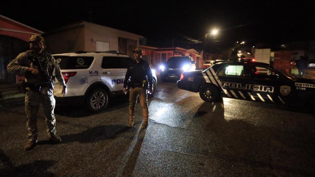  Conductor impacta a polic&iacute;a en Isla Verde y termina con un tiro en la espalda 