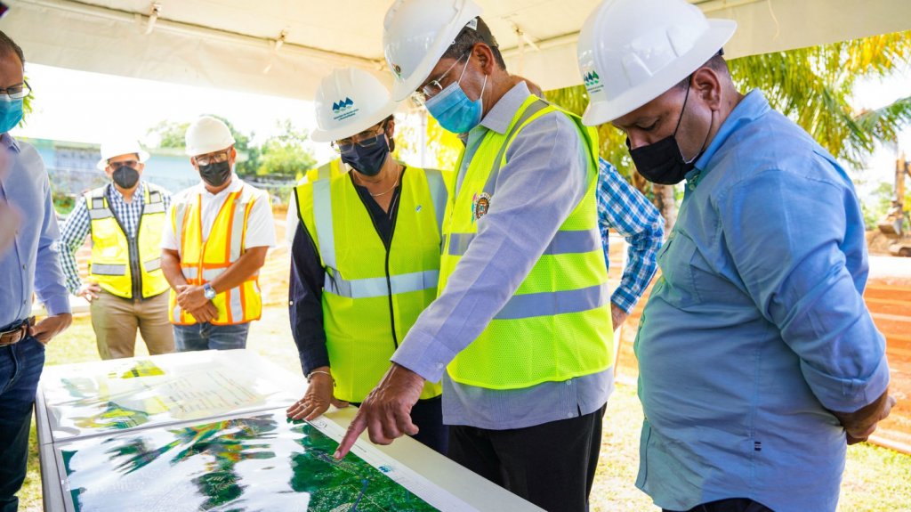  Gobernador y presidenta de la AAA colocan primera piedra de estaci&oacute;n de bombas en R&iacute;o Grande 