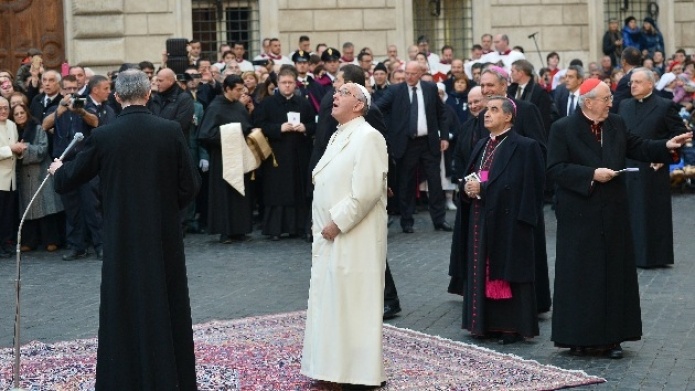 El papa Francisco pide en la Roma del lujo que no se ignore el grito de los pobres

