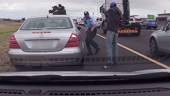 Video:Un policÃ­a es disparado por la espalda mientras multaba a un conductor