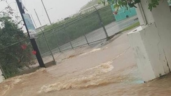 AtenciÃ³n cierran carreteras inundadas en Vieques 