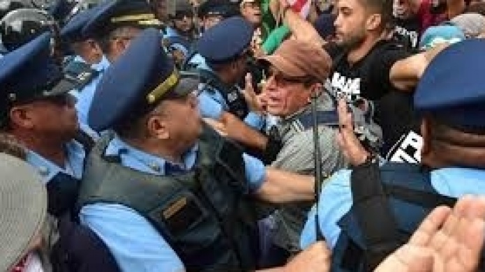 "A cuero pelao" policÃ­as enfrentan manifestantes que lanzan piedras en PeÃ±uelas 