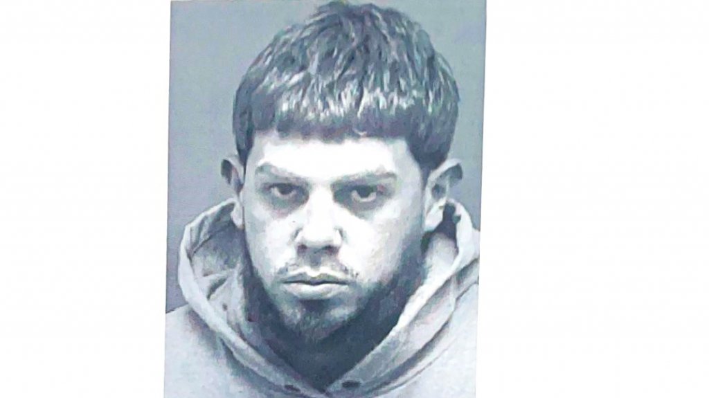  Arrestan sujeto por ley de armas y posesi&oacute;n de veh&iacute;culo hurtado 