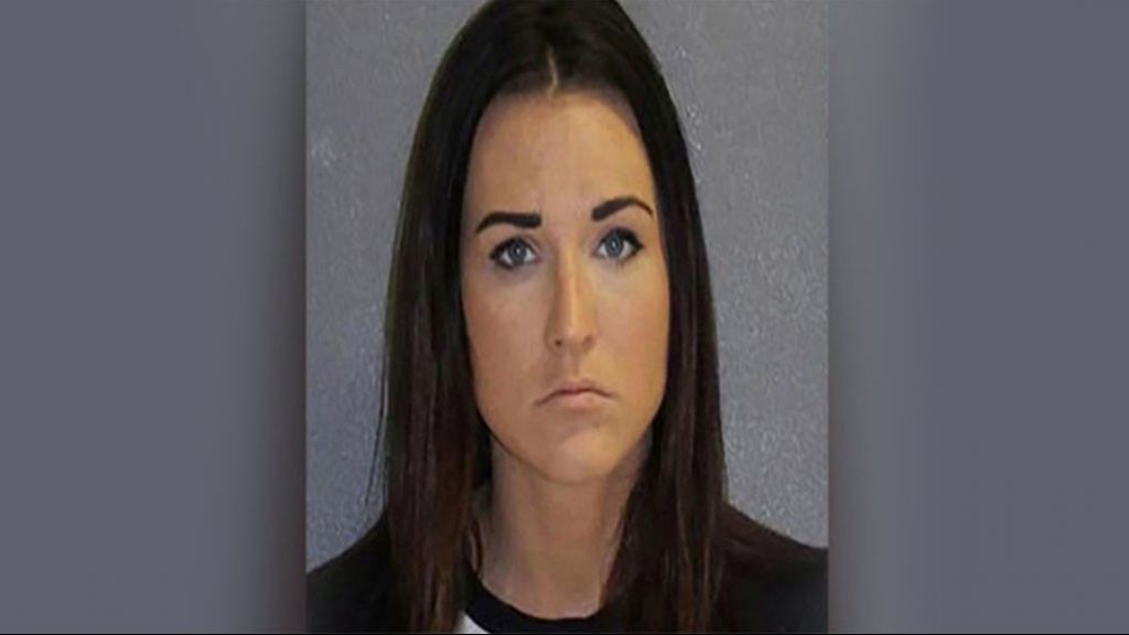  Maestra enjuiciada por tener sexo con alumno y mandarle el "pack" 