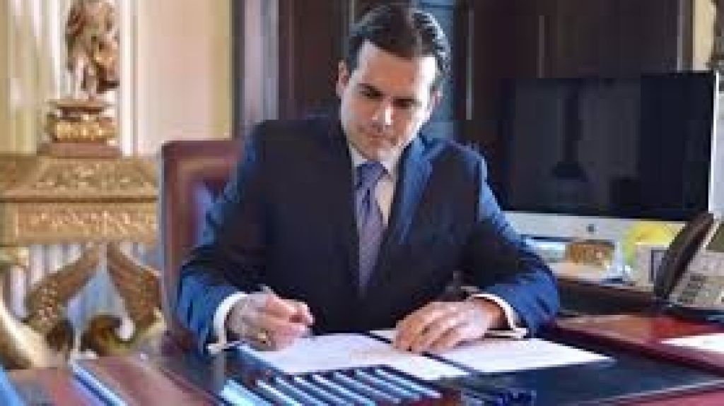  Rossell&oacute; Nevares firma &oacute;rdenes ejecutivas para lograr ahorros en agencias y presenta Plan de Reorganizaci&oacute;n 