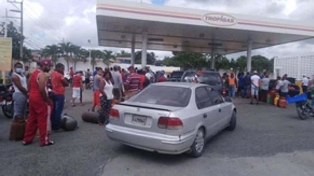  Miles de personas hacen filas en San Cristóbal en bancos, estaciones de combustibles y el mercado 