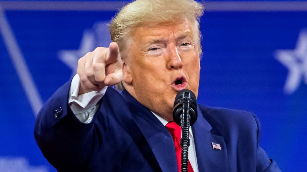  Trump anuncia controles en EEUU a viajeros de ciertos pa&iacute;ses por coronavirus 