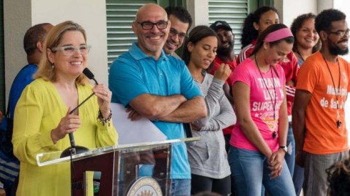  Alcaldesa de San Juan entrega cheques del Programa de Empleo de Verano de WIOA