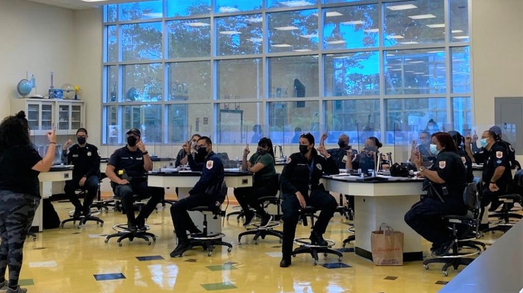  Polic&iacute;as municipales de Carolina se capacitan en lenguaje de se&ntilde;as 