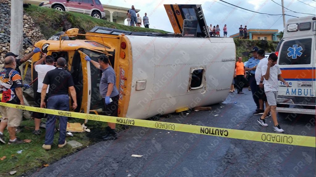  22 heridos al volcarse guagua de pasajeros en Aguada 