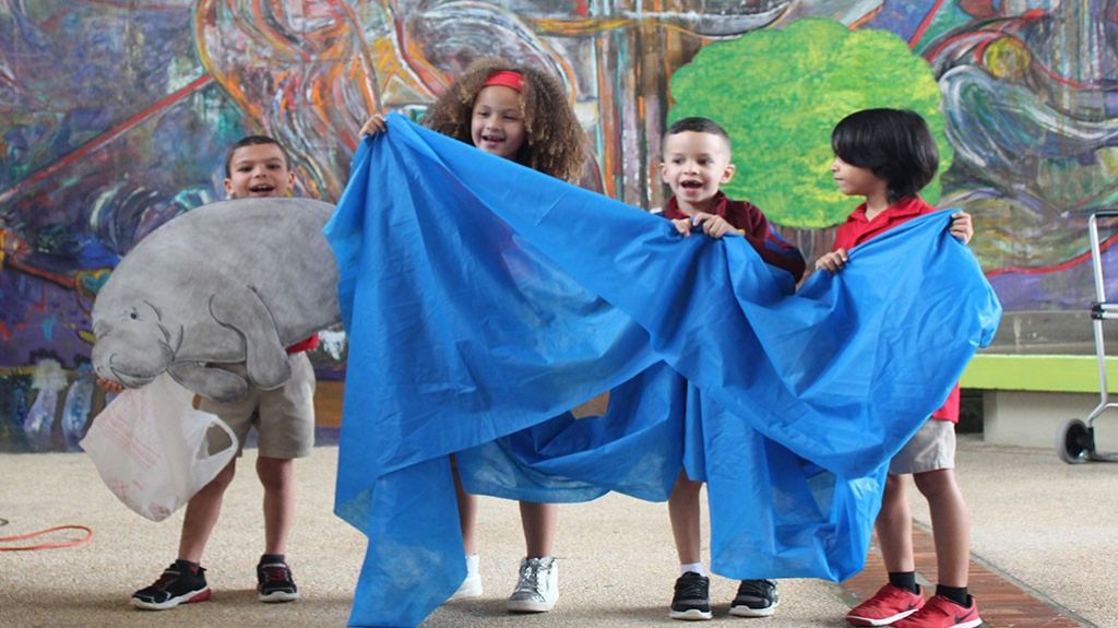  Ni&ntilde;os de la escuela elemental de la UPR realizan reclamo por la paz 