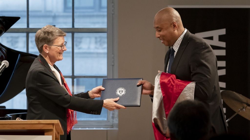  Reconocen a Bernie Williams con Doctorado Honorario en Nueva York 