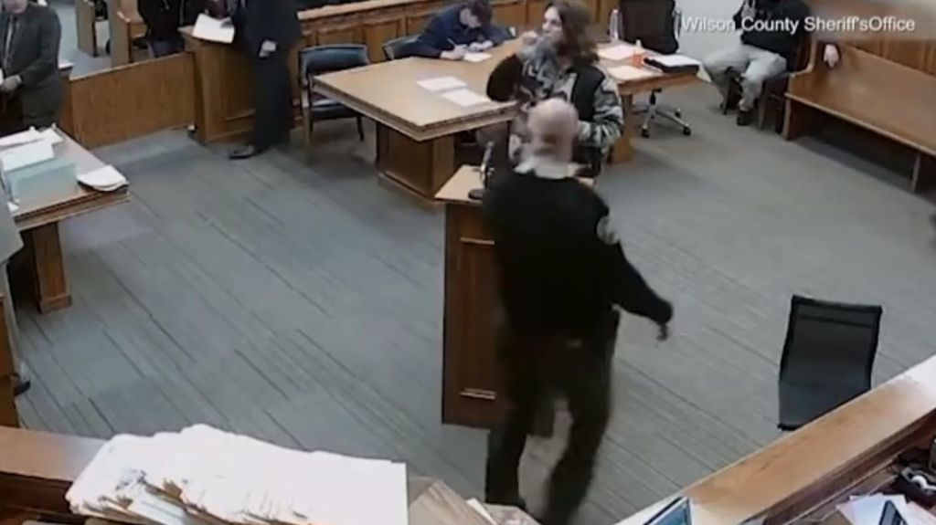  VIDEO: Un acusado de posesi&oacute;n de marihuana fuma un porro en pleno juicio en EE.UU. y ahora enfrenta m&aacute;s cargos 