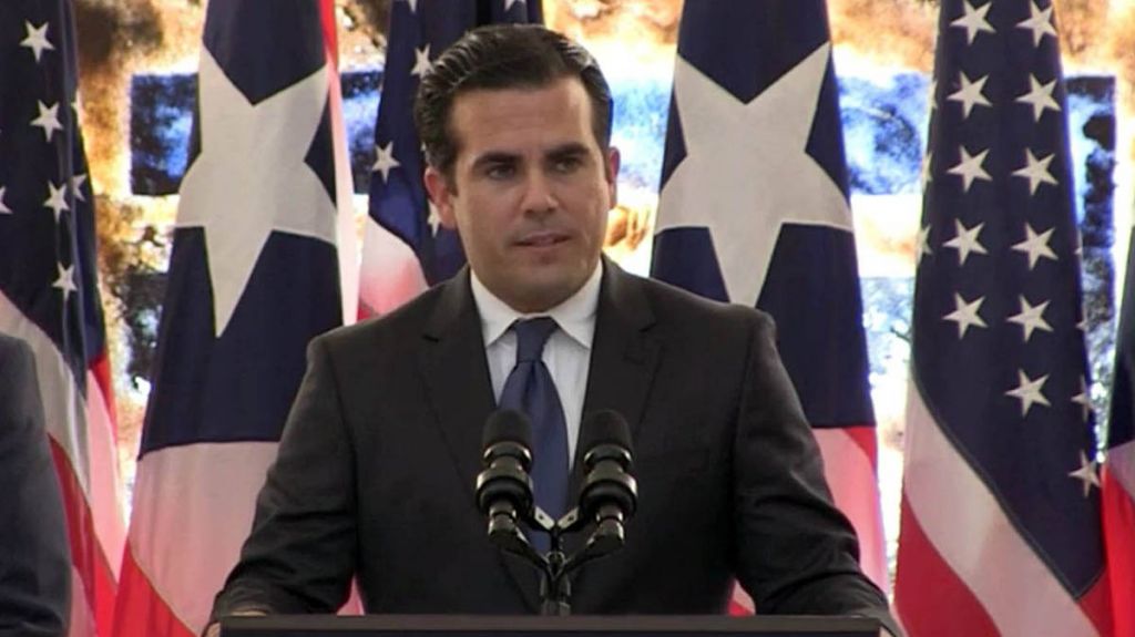  Gobernador convierte en ley proyecto que beneficia a trabajadores 