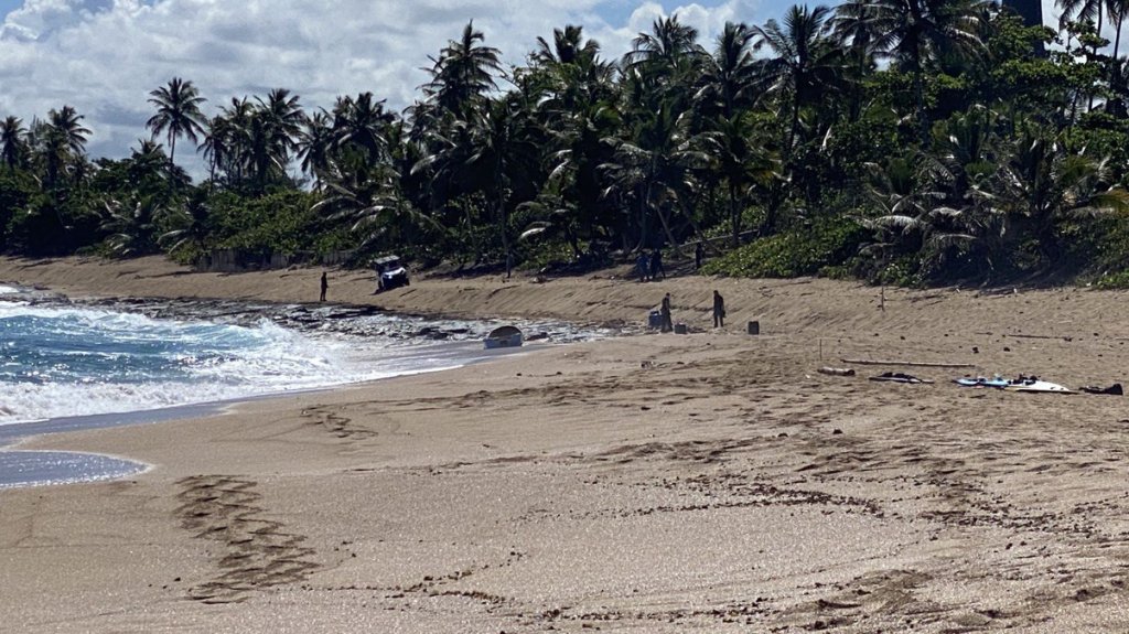  Rescatan a tres personas de una embarcaci&oacute;n volcada 