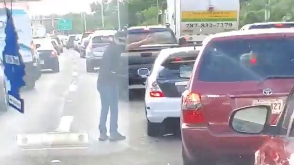  Video: Ciudadano en Mayag&uuml;ez se baja de su auto y corre frente ambulancia para abrirle paso 