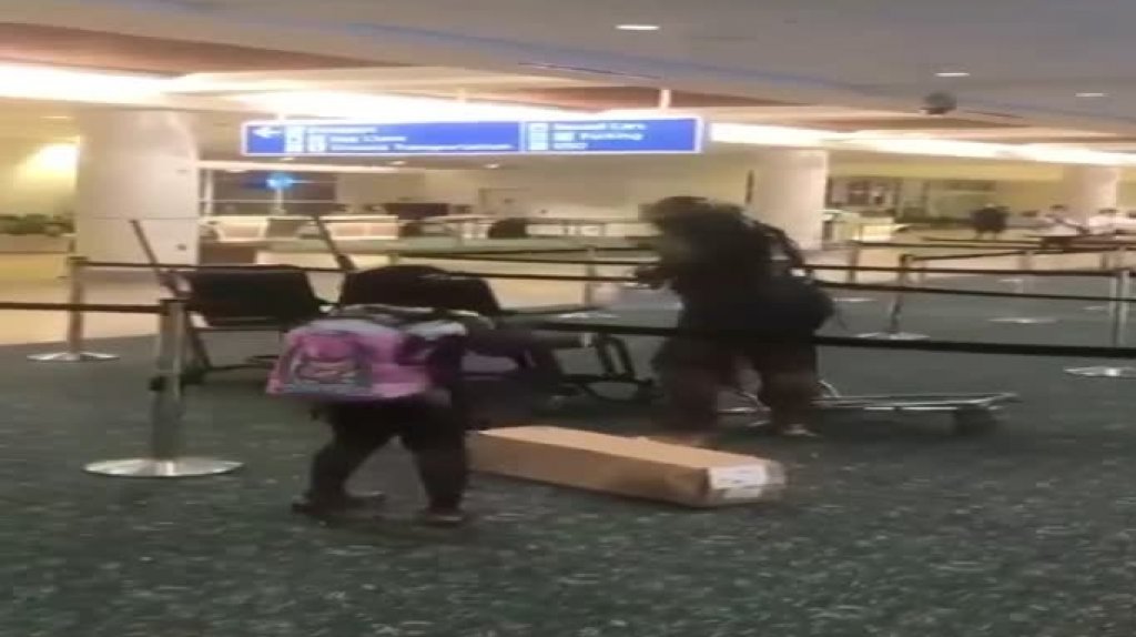  Video: Mujer &ldquo;Forma tremendo revol&uacute;&rdquo; en un aeropuerto y su hija pide a gritos que se detenga 