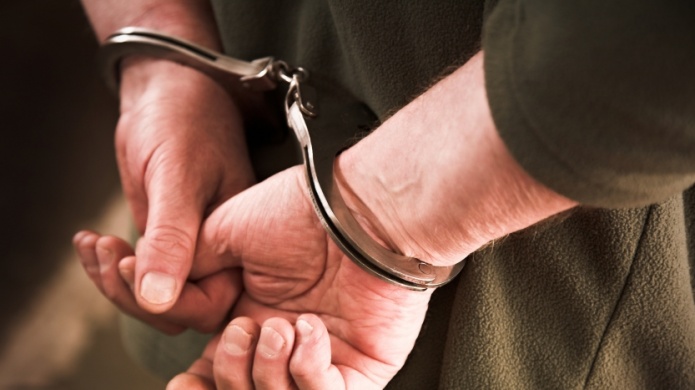 Mil de fianza por una bolsa de marihuana y violar el "Toque de queda"