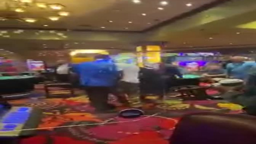  Video: A “puño limpio” dos hombres dentro de un casino 