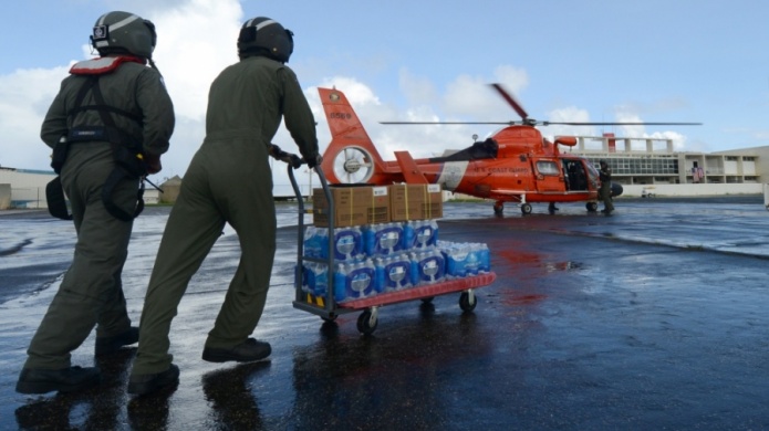 Video: TripulaciÃ³n de helicÃ³pteros de la Guardia Costera entrega ayuda de FEMA en Jayuya