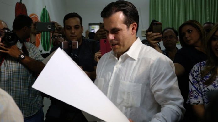 El Gobierno  entrega vehÃ­culos destinados al transporte a municipios