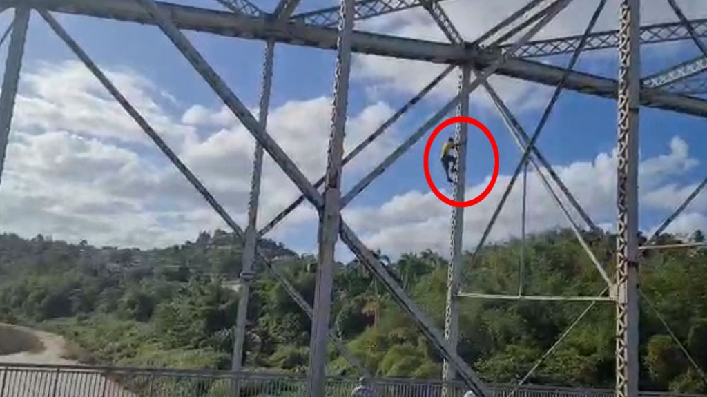  Video: Negociadores de la policía evitan que hombre se tire del antiguo Puente de Trujillo Alto 