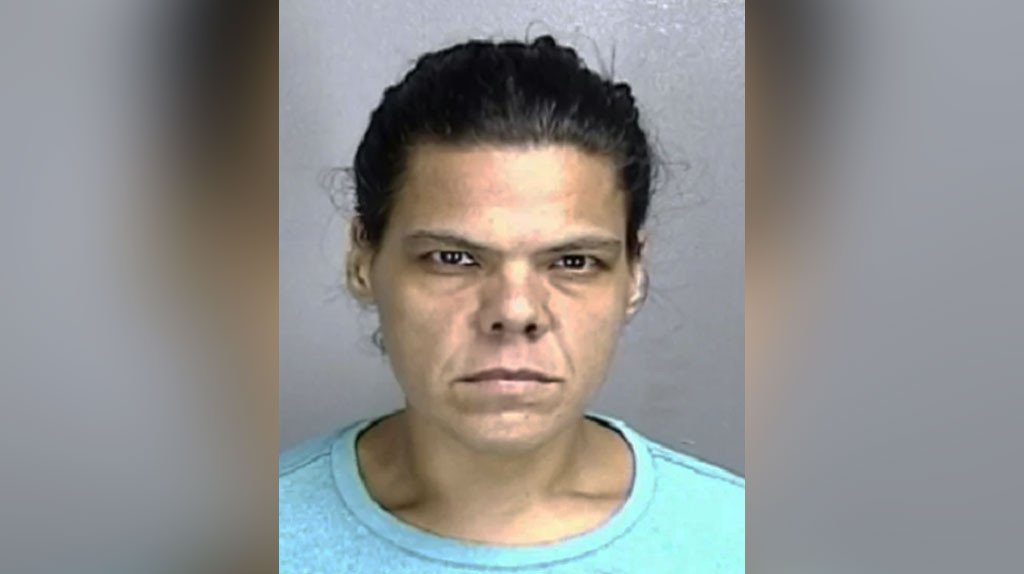  Mujer enfrentar&aacute; juicio por presuntamente quemar a su padrastro hasta causarle la muerte en Bayam&oacute;n 