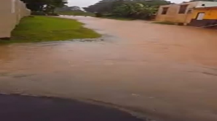 Video: Autoridades advierten de varias carreteras inundadas 