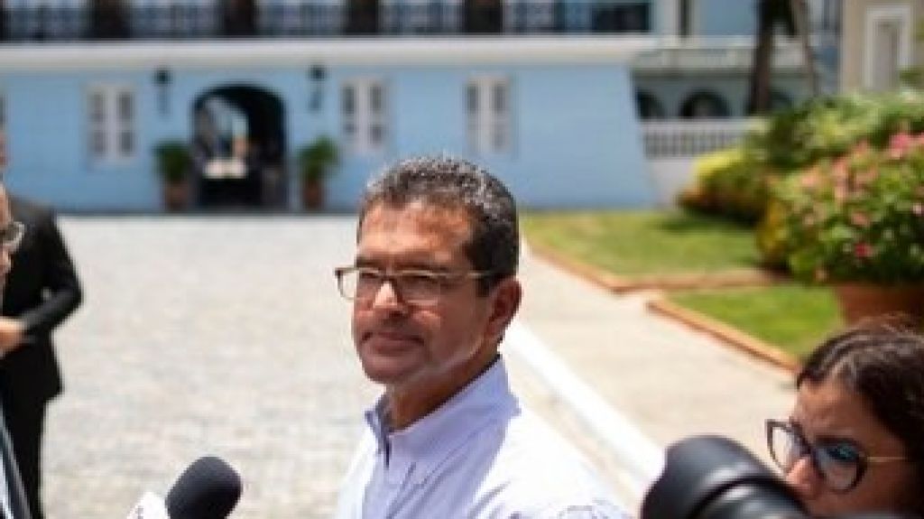  Pierluisi discuti&oacute; desde La Fortaleza negociaciones de su excliente AES 