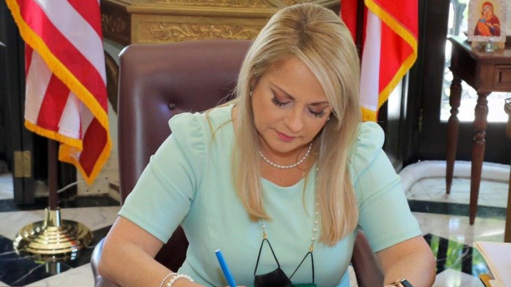  Gobernadora firma medida que concede un cr&eacute;dito de 10% a patronos privados en p&oacute;lizas CFSE 